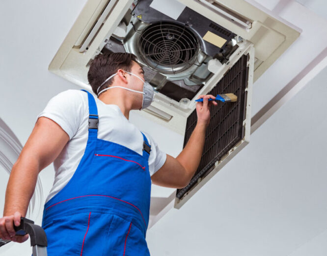 man-repairing-air-conditioner-1024x640-1 (1)